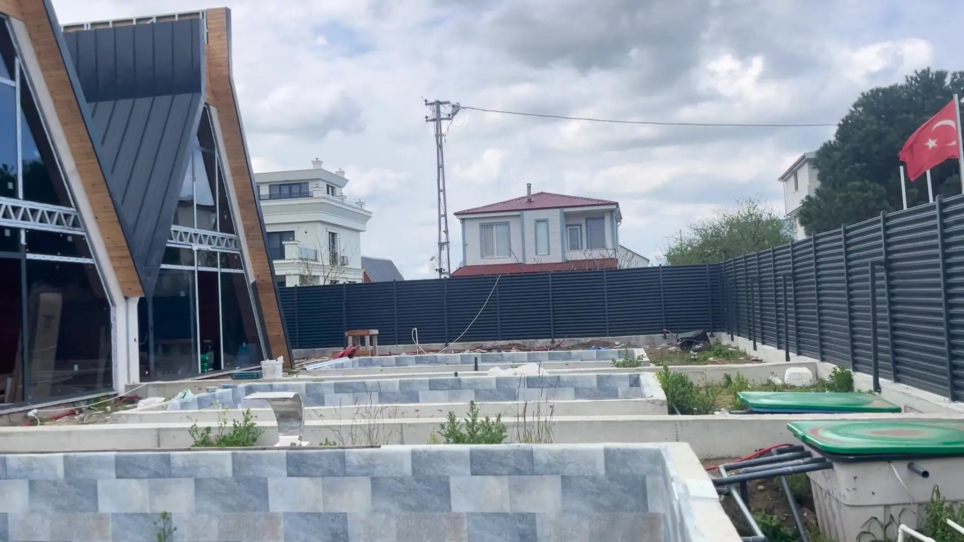 Bungalov tesisini çevreleyen antrasit panjur çit