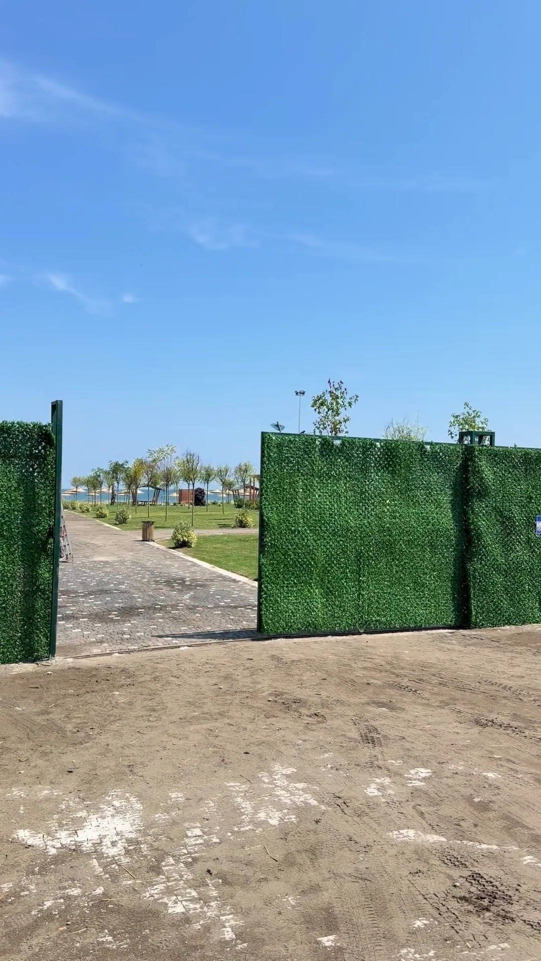Park girişinde çim çit