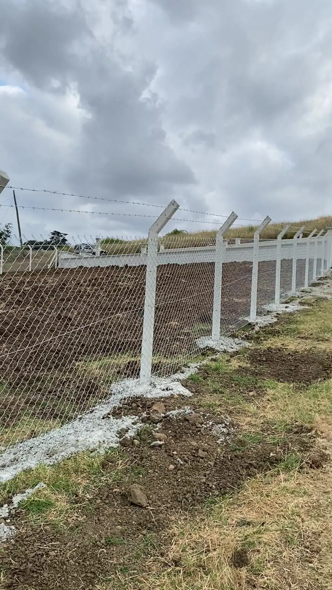 Beton direkli tel örgü hattı