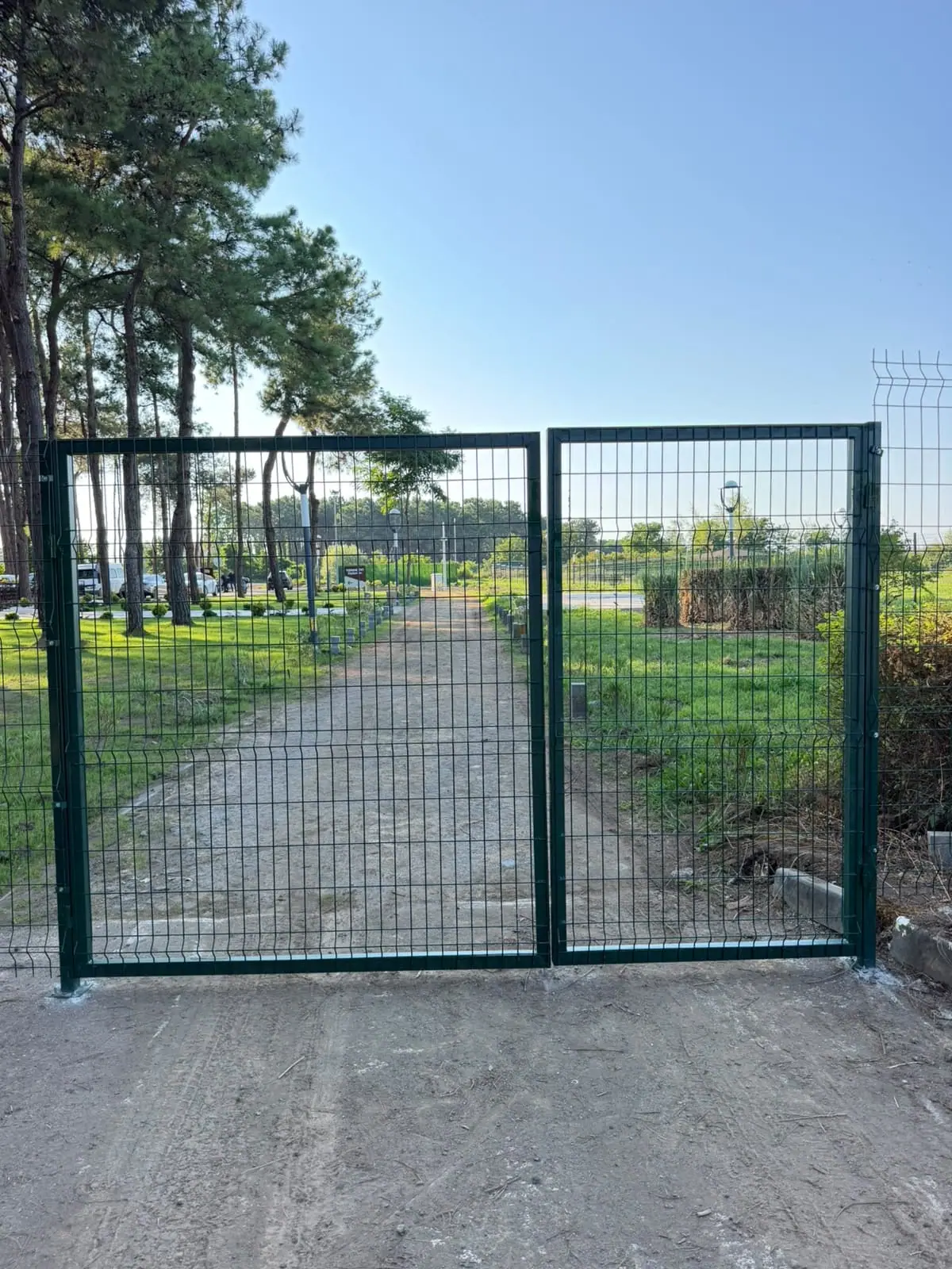 Panel çit hattında çift kanatlı yeşil bahçe kapısı