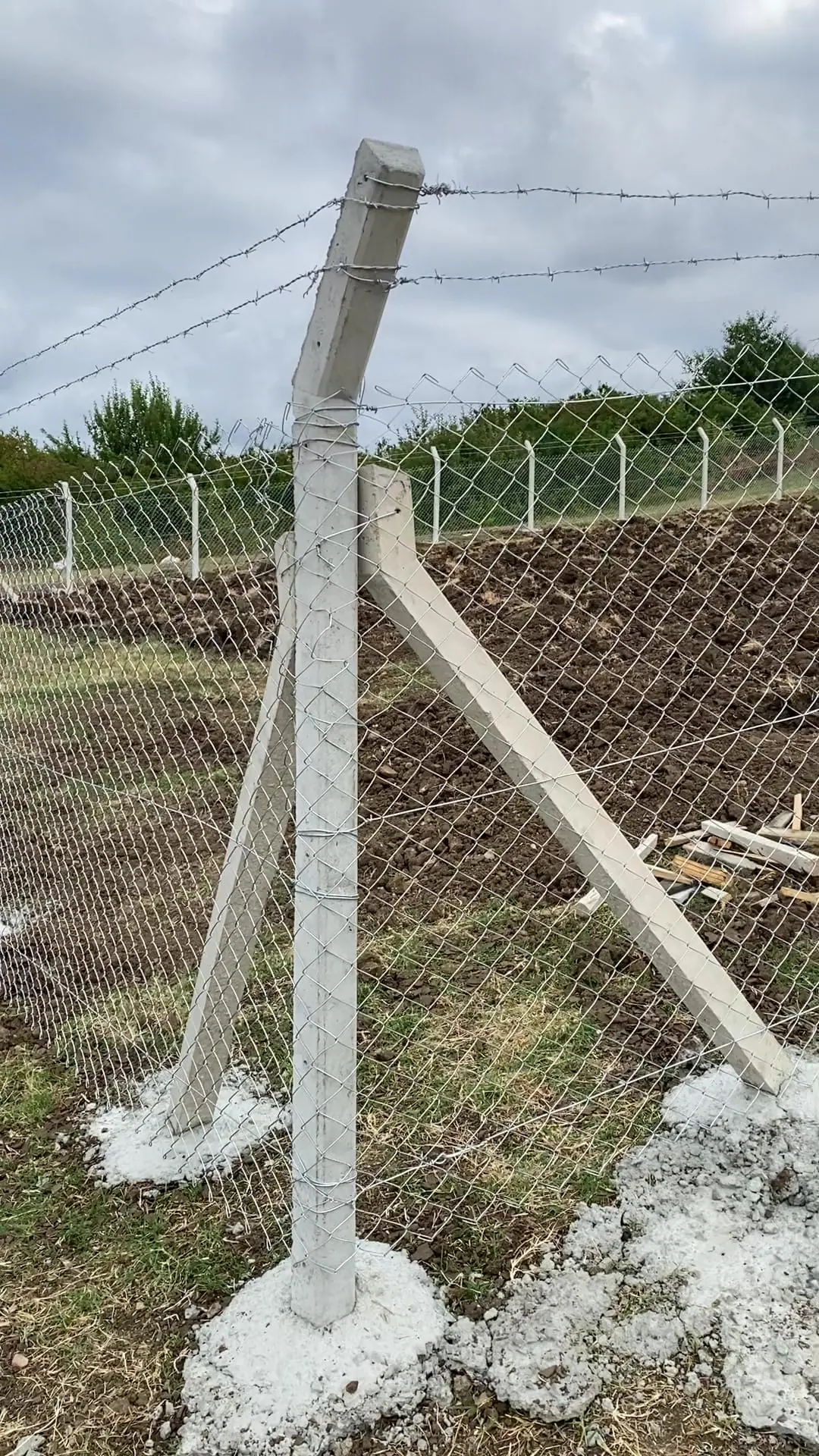 Beton direk tepesinde gergin dikenli tel sıraları