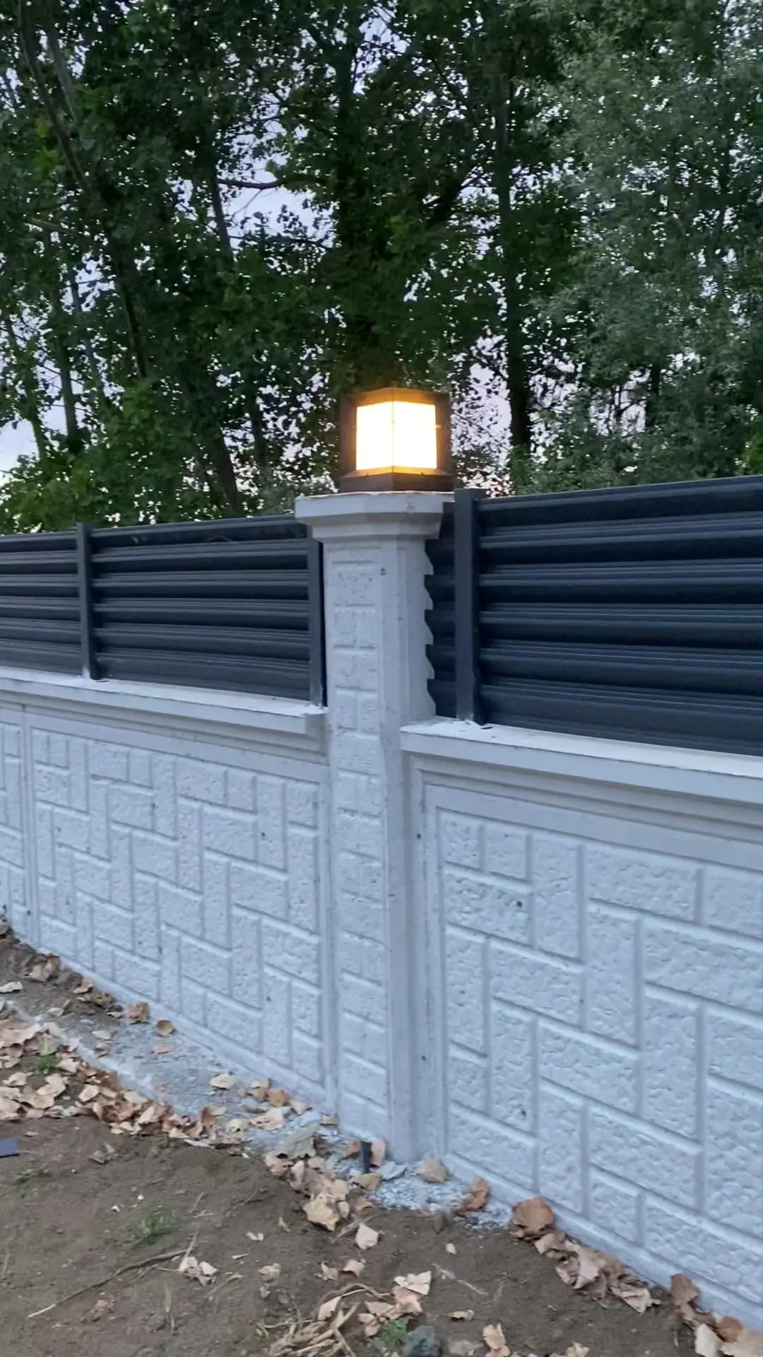 Beyaz bahçe duvarı üstünde antrasit panjur çit ve aydınlatma