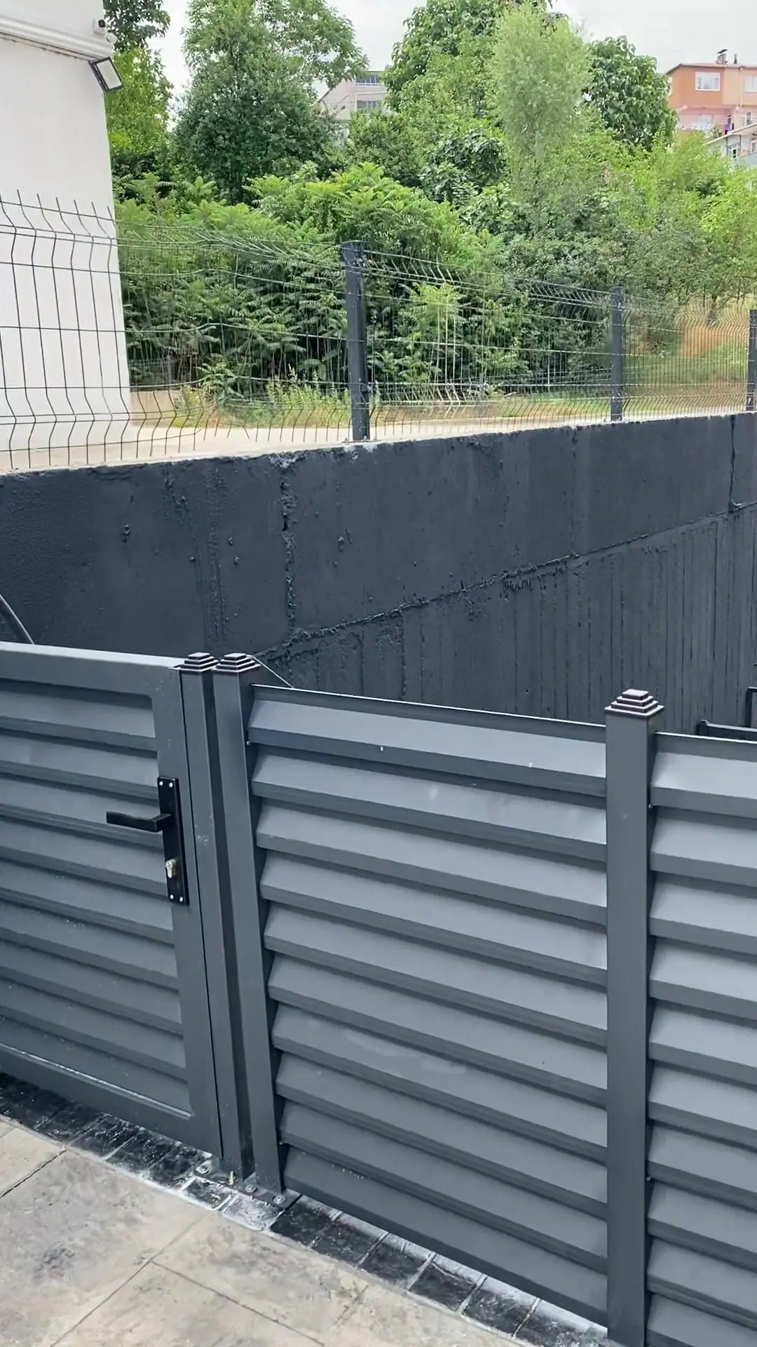 Antrasit panjur çitle aynı lamelli yaya kapısı
