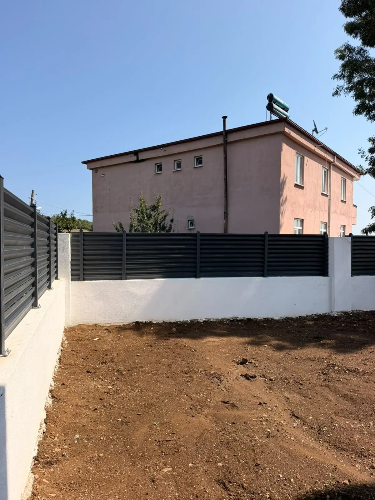 Yeni düzenlenmiş bahçeyi çevreleyen panjur çit