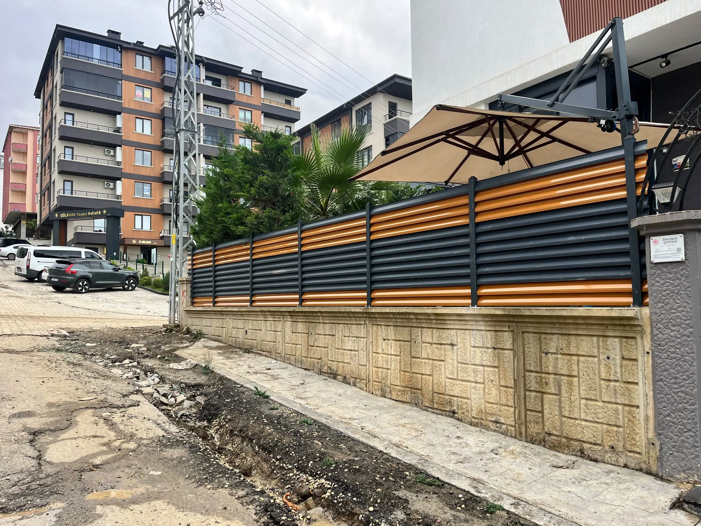 Kafe bahçesini çevreleyen iki renkli panjur çit